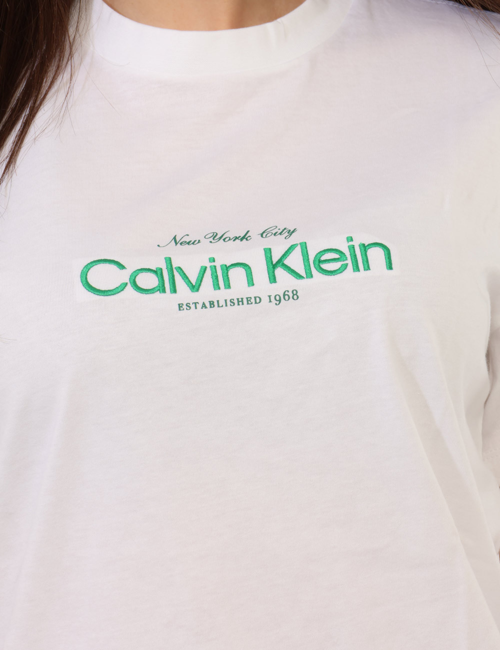 LV047F810G-OB_YAF_PE26_3 T-shirt Calvin Klein Bianco - T-shirt Calvin Klein bianca da donna Essenziale, fresca e perfetta per accompagnare la stagion