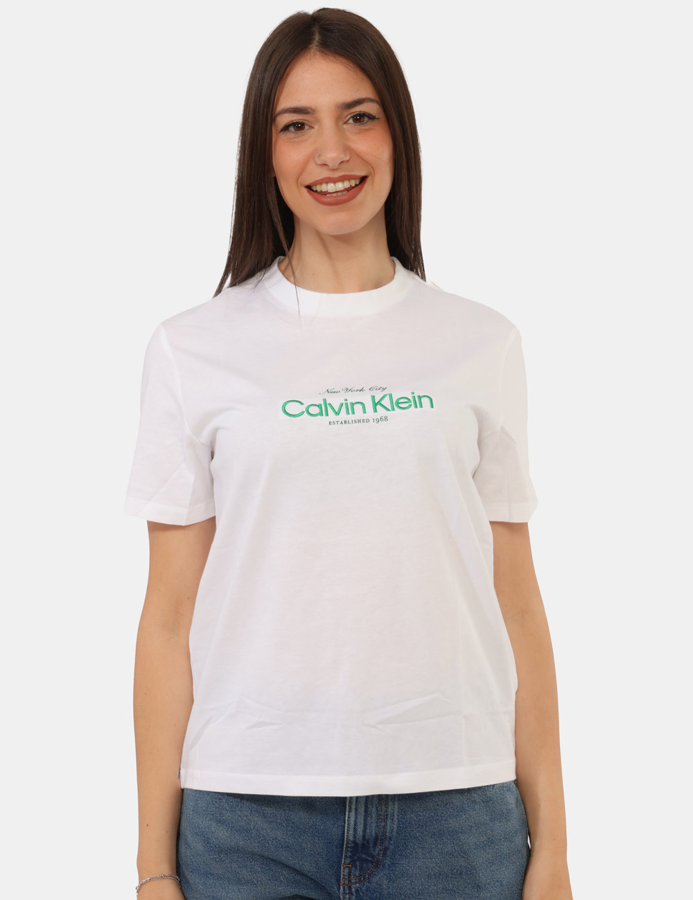LV047F810G-OB_YAF_PE26_5 T-shirt Calvin Klein Bianco - T-shirt Calvin Klein bianca da donna Essenziale, fresca e perfetta per accompagnare la stagion