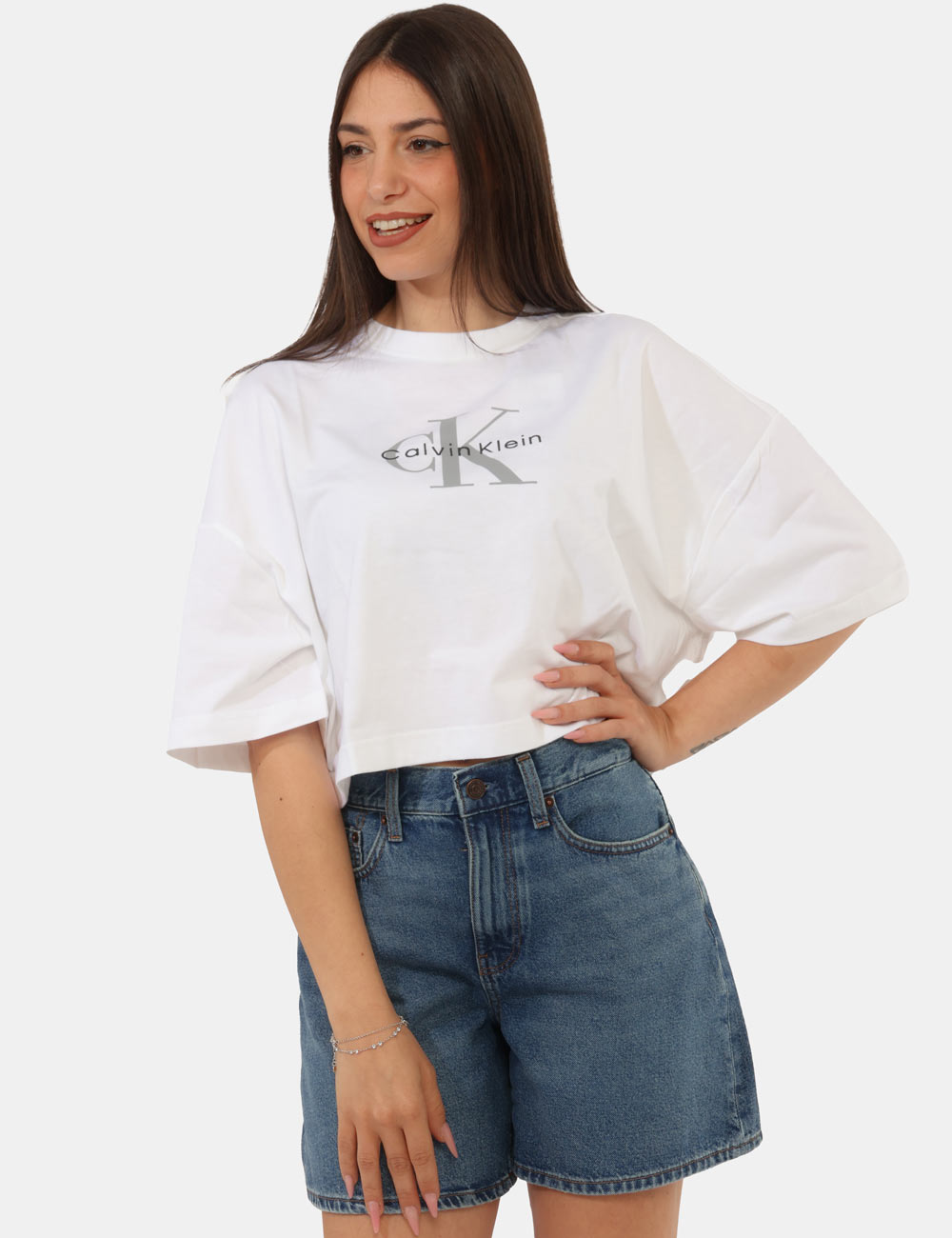 LV047F828G-OB_YAF_PE26_1 T-shirt Calvin Klein Bianca - T-shirt Calvin Klein bianca da donna Dal design essenziale ma ricco di personalità, questa T-s