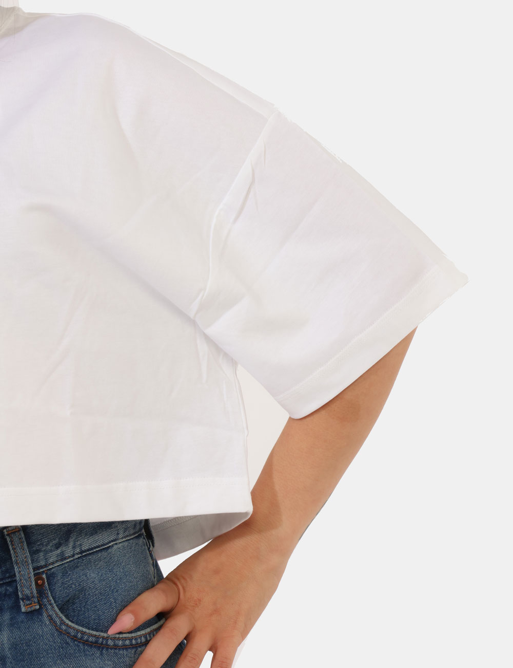 LV047F828G-OB_YAF_PE26_4 T-shirt Calvin Klein Bianca - T-shirt Calvin Klein bianca da donna Dal design essenziale ma ricco di personalità, questa T-s