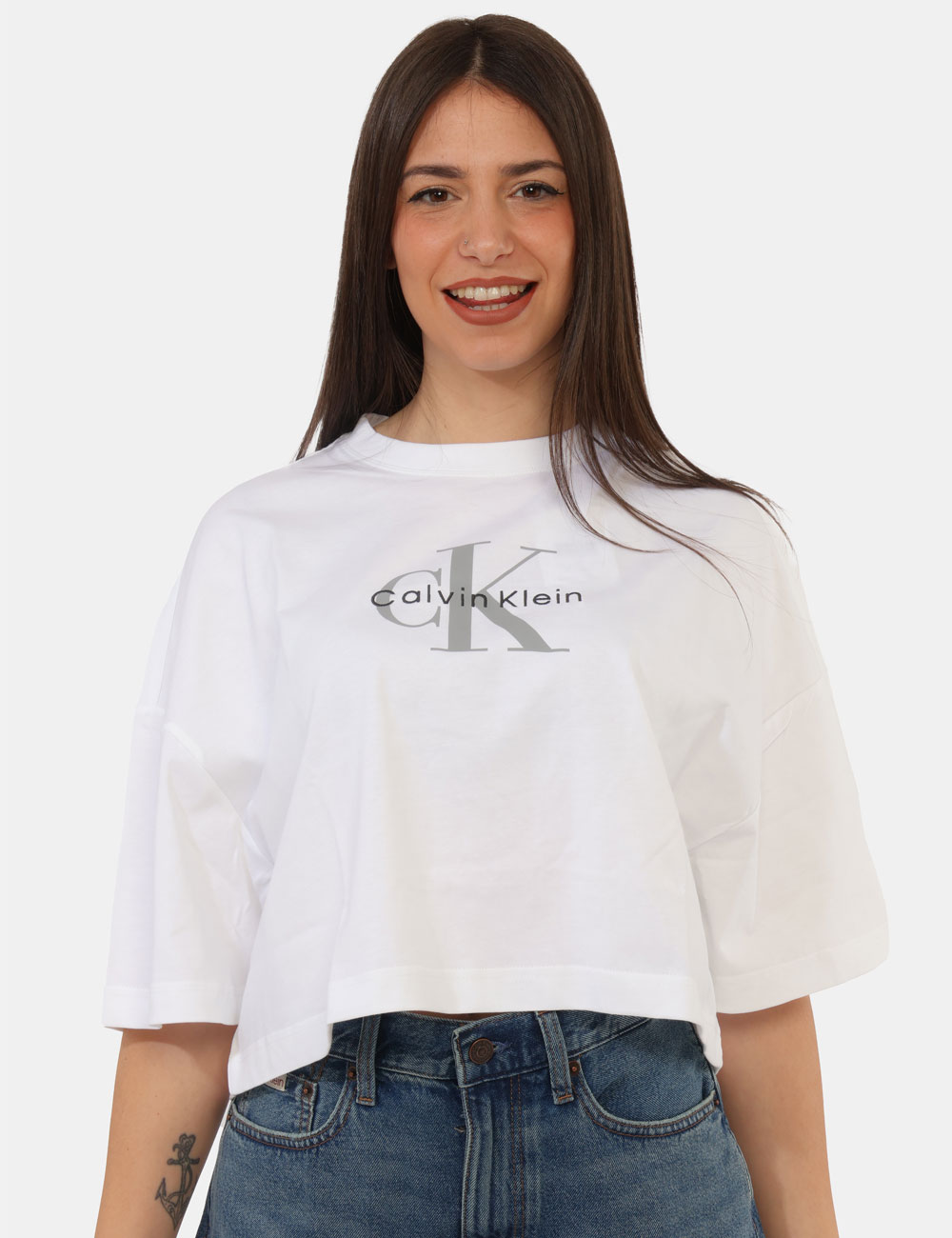 LV047F828G-OB_YAF_PE26_5 T-shirt Calvin Klein Bianca - T-shirt Calvin Klein bianca da donna Dal design essenziale ma ricco di personalità, questa T-s