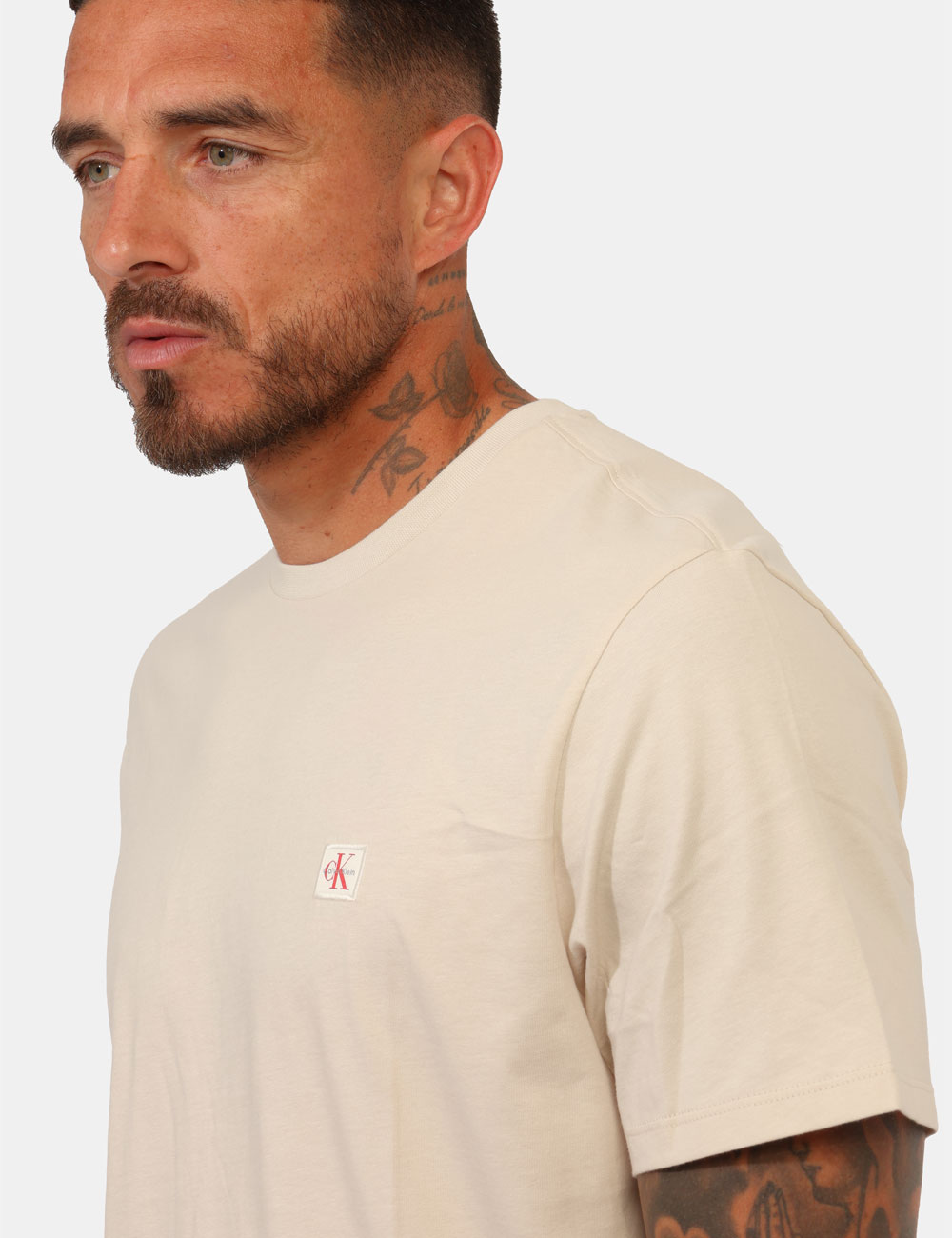 LV04RC272G-OB_2JX_PE26_4 T-shirt Calvin Klein Beige - T-shirt Calvin Klein beige da uomo Dal design essenziale e contemporaneo, questa T-shirt Calvin