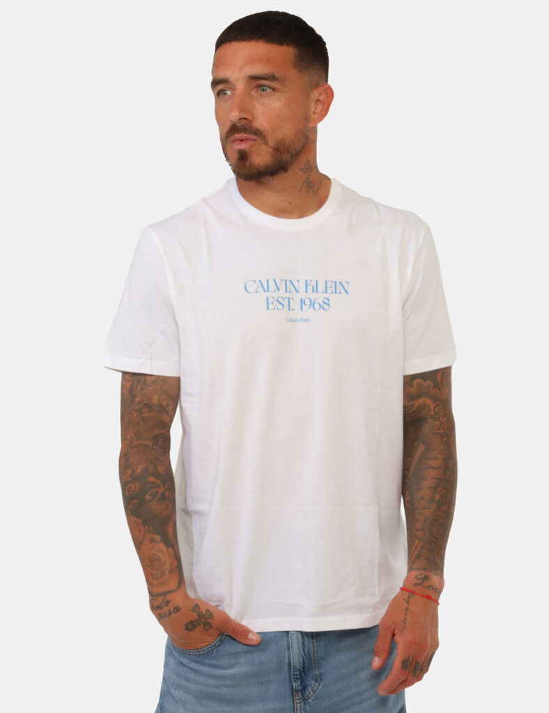 T-shirt Calvin Klein Bianco - T-shirt CALVIN KLEIN bianca da uomo con scritta a contrasto Versatile, moderna e sempre attual