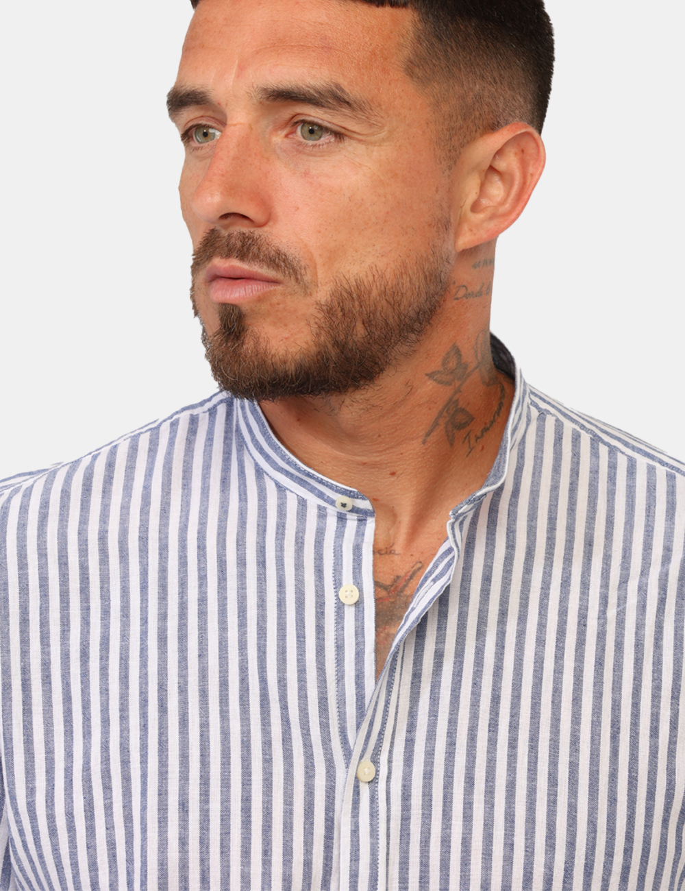 26S01CA-OB_NAVY-BLUE_PE26_3 Camicia Goha Blu - Camicia GOHA Blu da Uomo La Camicia GOHA Blu da uomo è un capo versatile e ricercato, pensato per chi des