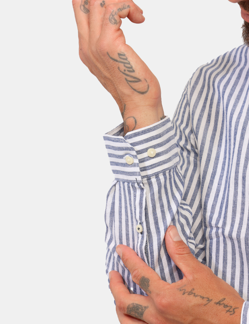 26S01CA-OB_NAVY-BLUE_PE26_5 Camicia Goha Blu - Camicia GOHA Blu da Uomo La Camicia GOHA Blu da uomo è un capo versatile e ricercato, pensato per chi des