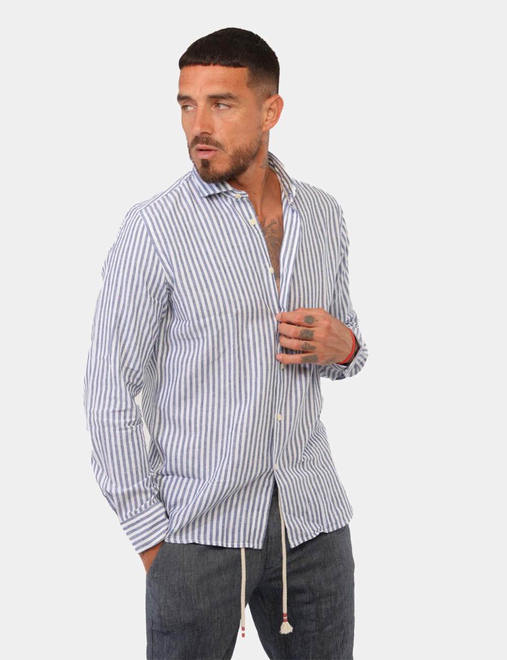 26S02CA-OB_NAVY-BLUE_PE26_1 Camicia Goha Azzurra - Camicia GOHA Azzurra da Uomo La Camicia GOHA Azzurra da uomo è un capo fresco e versatile, perfetto p