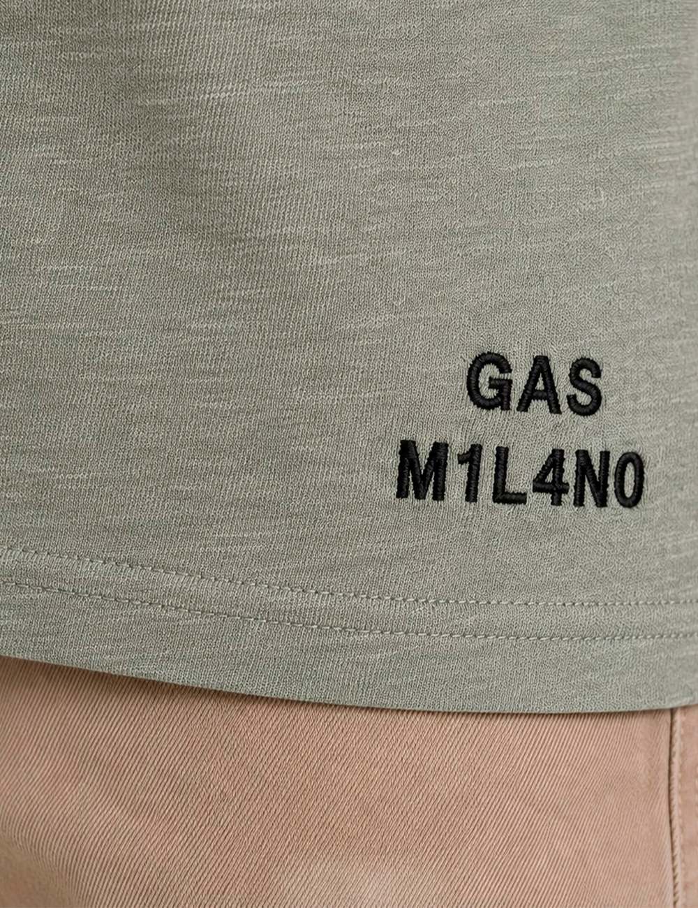 B1464-DHARIS-M-C-M1L-OB_SILVER-BLUE_PE26_3 T-shirt Gas Verde - T-shirt GAS Verde da Uomo La T-shirt GAS Verde da uomo è un capo essenziale e versatile, perfetto per af