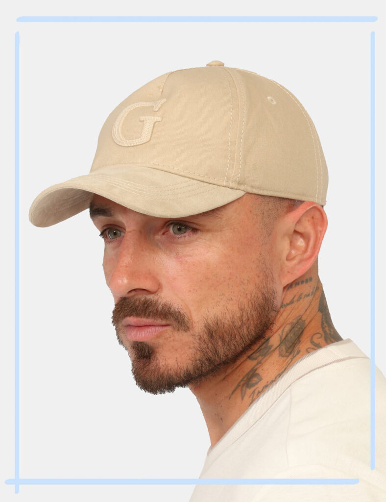 Cappello Guess Beige - Cappello GUESS Beige da uomo E’ l'accessorio perfetto per completare i tuoi outfit con uno stile ess
