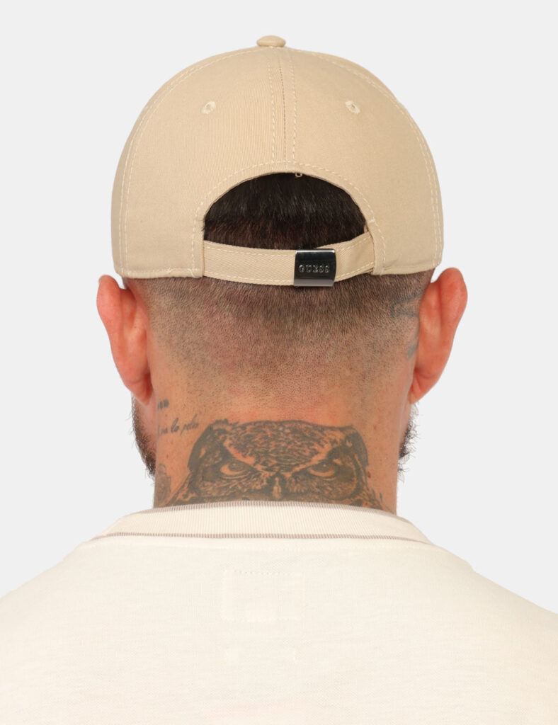 Cappello Guess Beige - Cappello GUESS Beige da uomo E’ l'accessorio perfetto per completare i tuoi outfit con uno stile ess