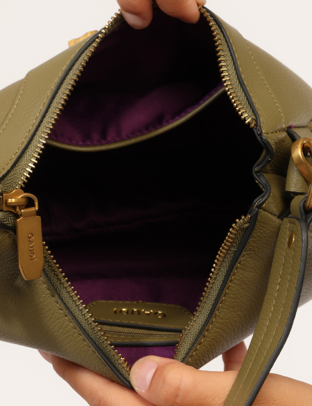 CV6AI-12991-W-CC_VERDE_AI26_2 Borsa Gaudi Verde - Borsa GAUDI Verde da donna La Borsa GAUDI Verde da donna è l'accessorio perfetto per aggiungere un tocco