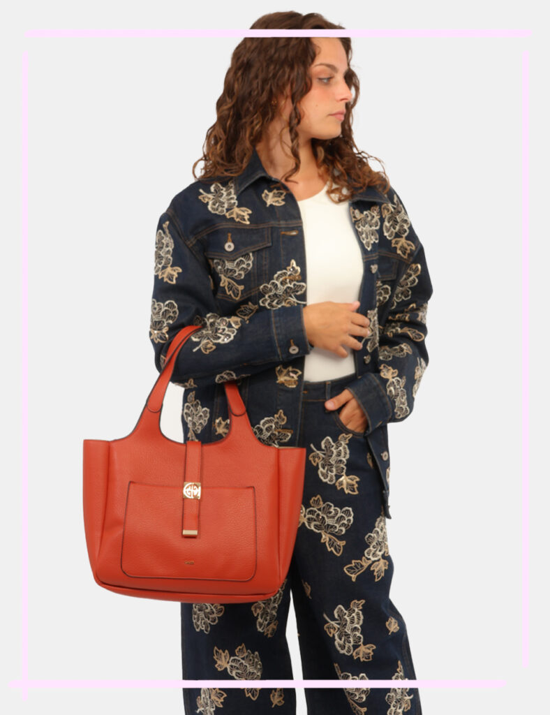 Borsa Gaudi Arancione - Borsa GAUDI Arancione da donna La Borsa GAUDI Arancione da donna è l'accessorio ideale per chi ama a