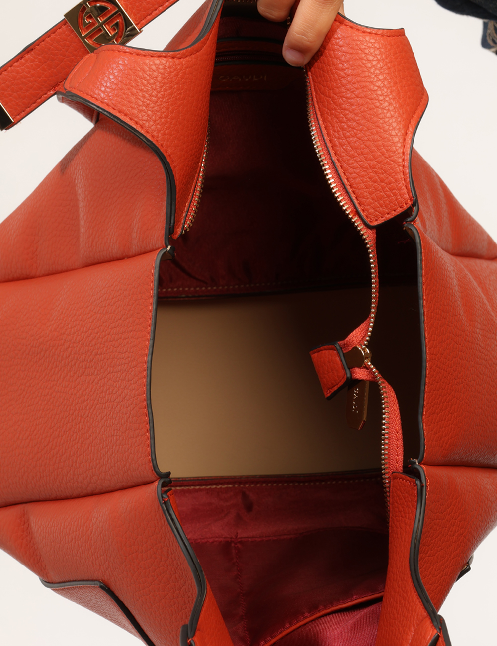 CV6AI-13030-W-CC_ARANCIONE_AI26_2 Borsa Gaudi Arancione - Borsa GAUDI Arancione da donna La Borsa GAUDI Arancione da donna è l'accessorio ideale per chi ama a