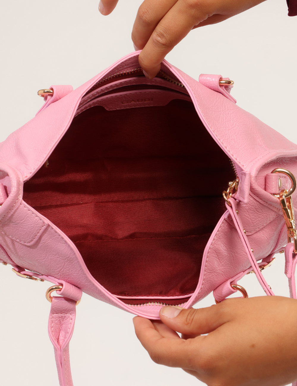 CV6AI-13044-W-CC_ROSA_AI26_2 Borsa Gaudi Rosa - Borsa GAUDI Rosa da donna La Borsa GAUDI Rosa da donna è l'accessorio perfetto per chi desidera completar