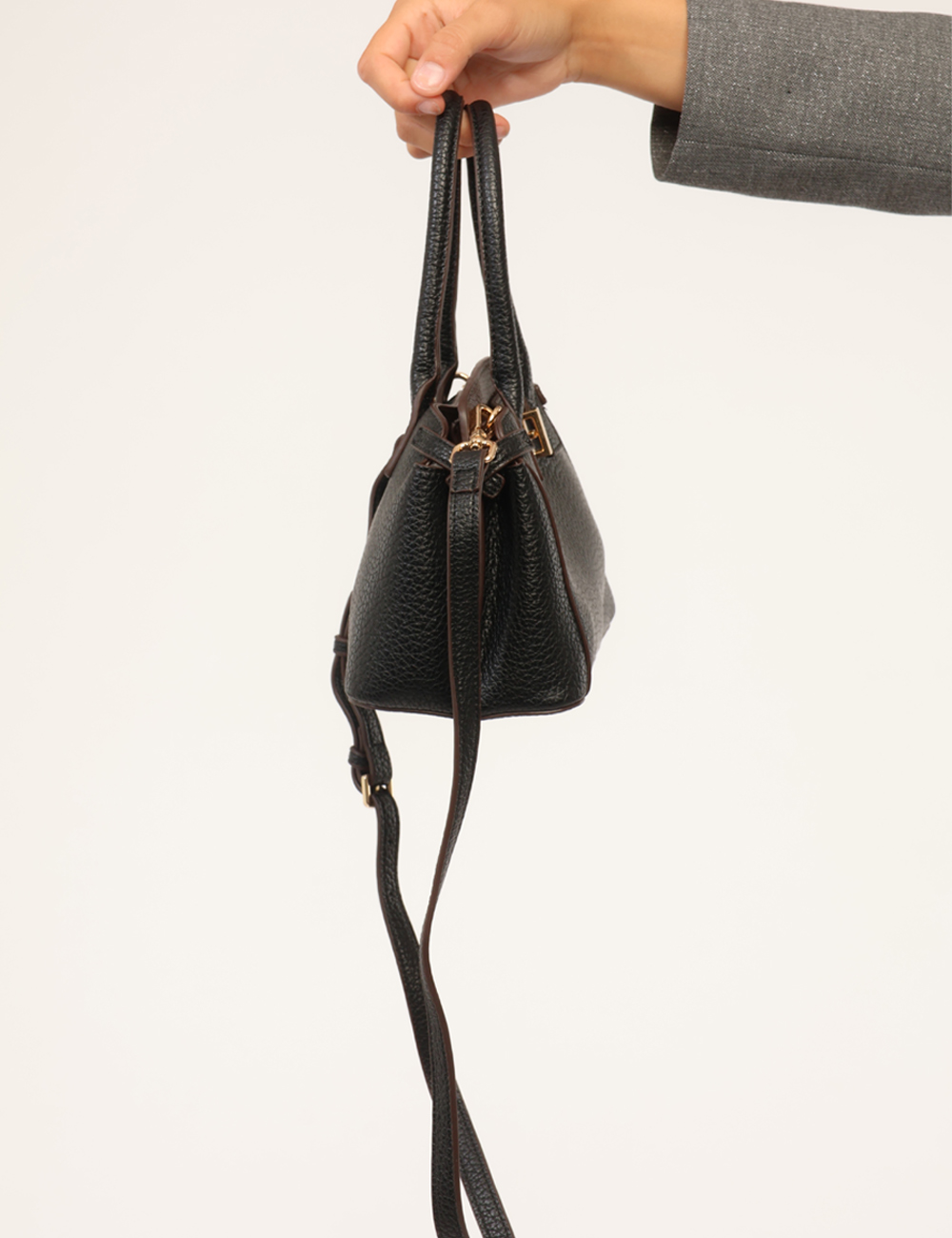 CV6AI-13061-W-CC_NERO_AI26_5 Borsa Gaudi Nera - Borsa GAUDI Nera da donna La Borsa GAUDI Nera da donna è l'accessorio perfetto per chi desidera unire sti