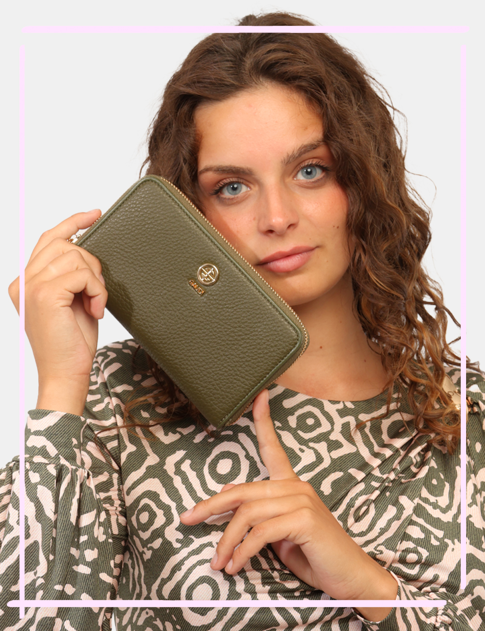 CV6AI-13132-W-CC_VERDE_AI26_1 Portafoglio Gaudi Verde - Portafoglio GAUDI Verde da donna Il Portafoglio GAUDI Verde da donna è l'accessorio ideale per chi