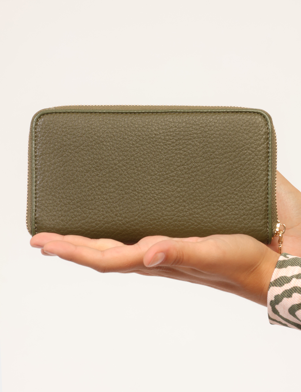 CV6AI-13132-W-CC_VERDE_AI26_3 Portafoglio Gaudi Verde - Portafoglio GAUDI Verde da donna Il Portafoglio GAUDI Verde da donna è l'accessorio ideale per chi