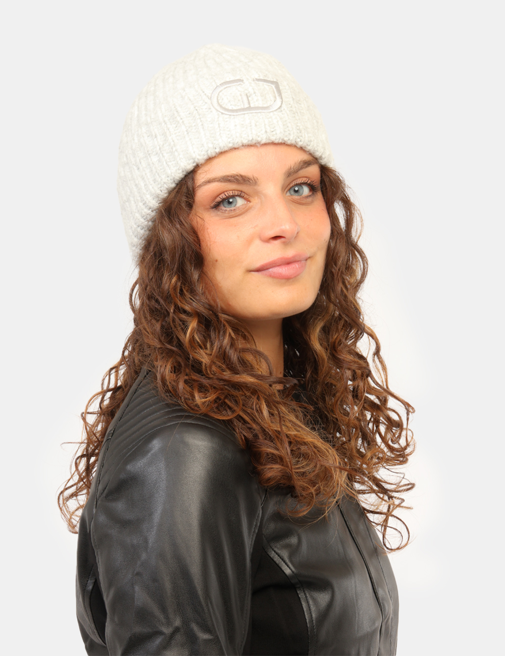CV6AI-13183-W-CC_GRIGIO_AI26_1 Cappello Gaudi Grigio - Cappello GAUDI Grigio da donna Il Cappello GAUDI Grigio da donna è l'accessorio ideale per affrontar