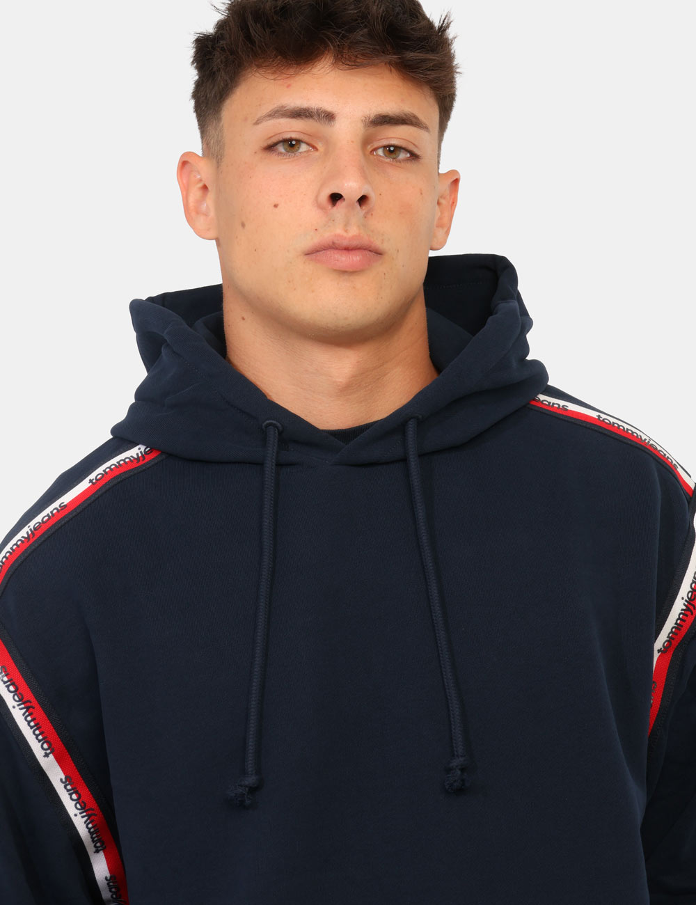 DM0DM23155_C1G_AI26_3 Felpa Tommy Hilfiger Blu - Felpa TOMMY HILFIGER Blu da uomo La Felpa TOMMY HILFIGER Blu è il capo ideale per chi desidera un