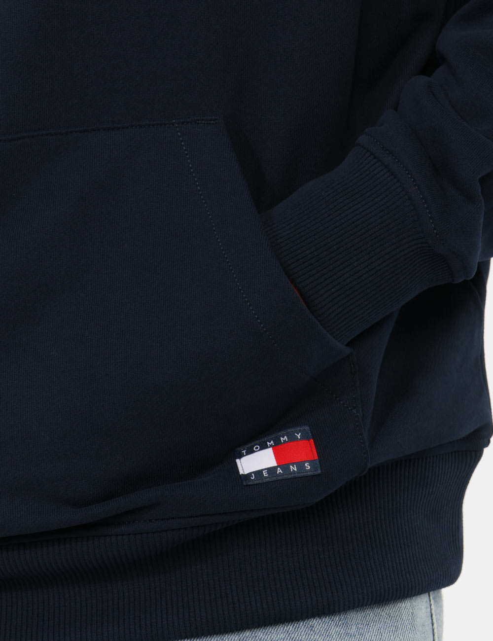 DM0DM23155_C1G_AI26_5 Felpa Tommy Hilfiger Blu - Felpa TOMMY HILFIGER Blu da uomo La Felpa TOMMY HILFIGER Blu è il capo ideale per chi desidera un