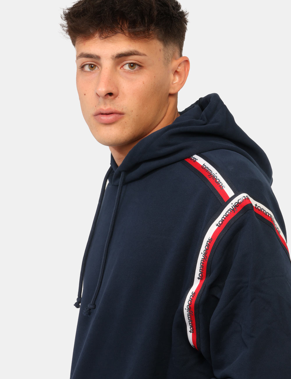 DM0DM23155_C1G_AI26_6 Felpa Tommy Hilfiger Blu - Felpa TOMMY HILFIGER Blu da uomo La Felpa TOMMY HILFIGER Blu è il capo ideale per chi desidera un