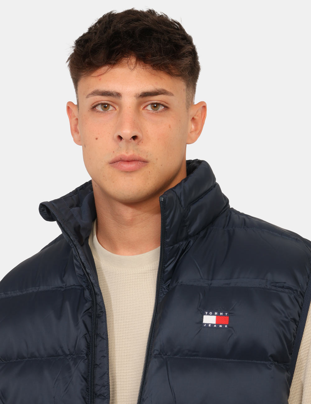 DM0DM23232_C1G_AI26_3 Smanicato Tommy Hilfiger Blu - Smanicato TOMMY HILFIGER Blu da uomoLo Smanicato TOMMY HILFIGER Blu è il capo perfetto per ch