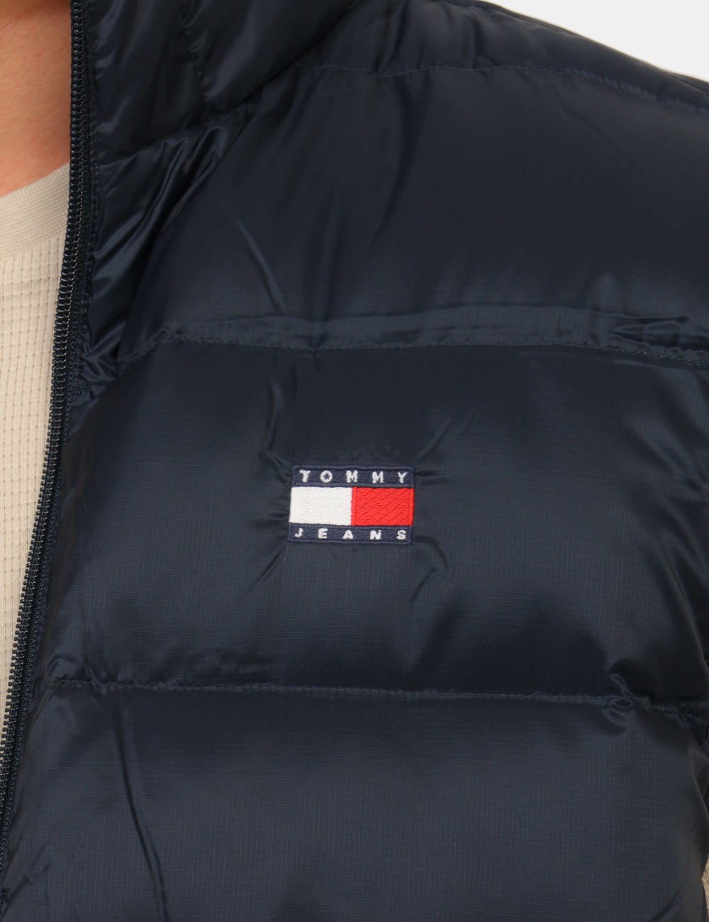 DM0DM23232_C1G_AI26_4 Smanicato Tommy Hilfiger Blu - Smanicato TOMMY HILFIGER Blu da uomoLo Smanicato TOMMY HILFIGER Blu è il capo perfetto per ch
