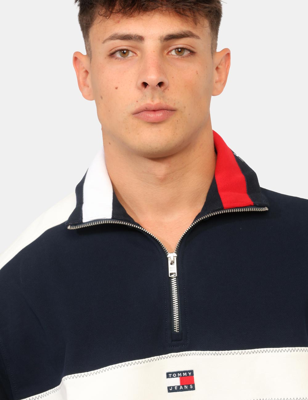 DM0DM23244_C1G_AI26_3 Felpa Tommy Hilfiger Blu - Felpa TOMMY HILFIGER Blu da uomo La Felpa TOMMY HILFIGER Blu è la scelta perfetta per chi desider