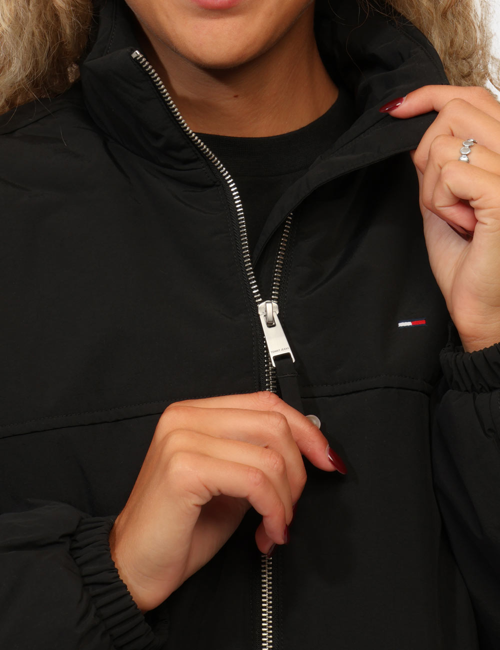 DW0DW22908_BDS_AI26_4 Piumino Tommy Hilfiger Nero - Piumino TOMMY HILFIGER Nero da donnaIl Piumino TOMMY HILFIGER Nero è il capo ideale per chi de