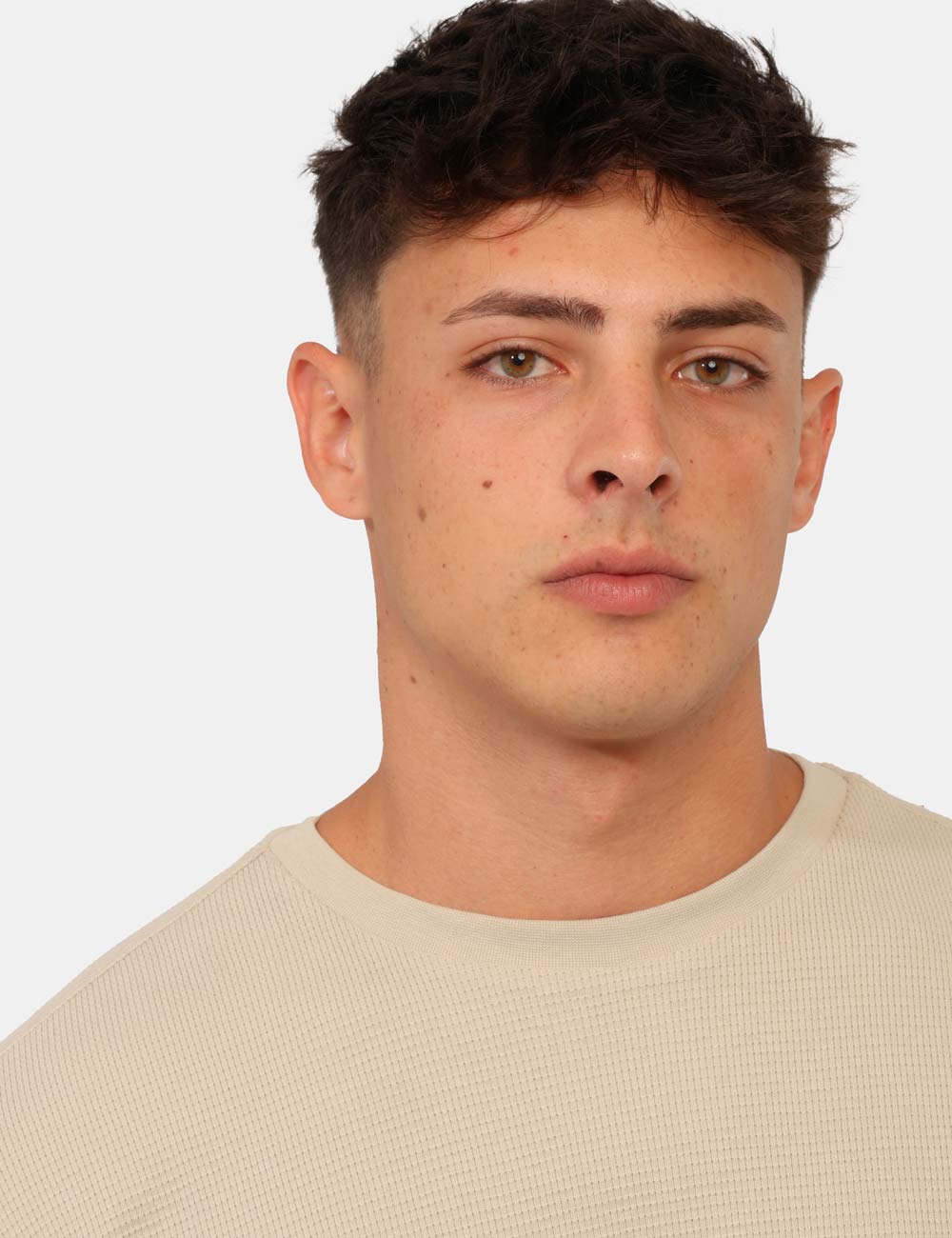 LV040EM217_PED_AI26_3 T-shirt Calvin Klein Beige - T-shirt CALVIN KLEIN Beige da uomo La T-shirt CALVIN KLEIN Beige è il capo ideale per chi cerca