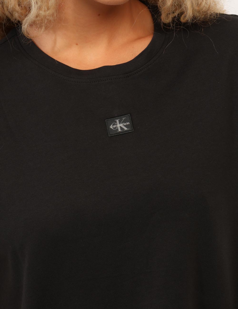 LV047F227G_UB1_AI26_4 T-shirt Calvin Klein Nera - T-shirt CALVIN KLEIN Nera da donna La T-shirt CALVIN KLEIN Nera è il capo perfetto per chi ama u