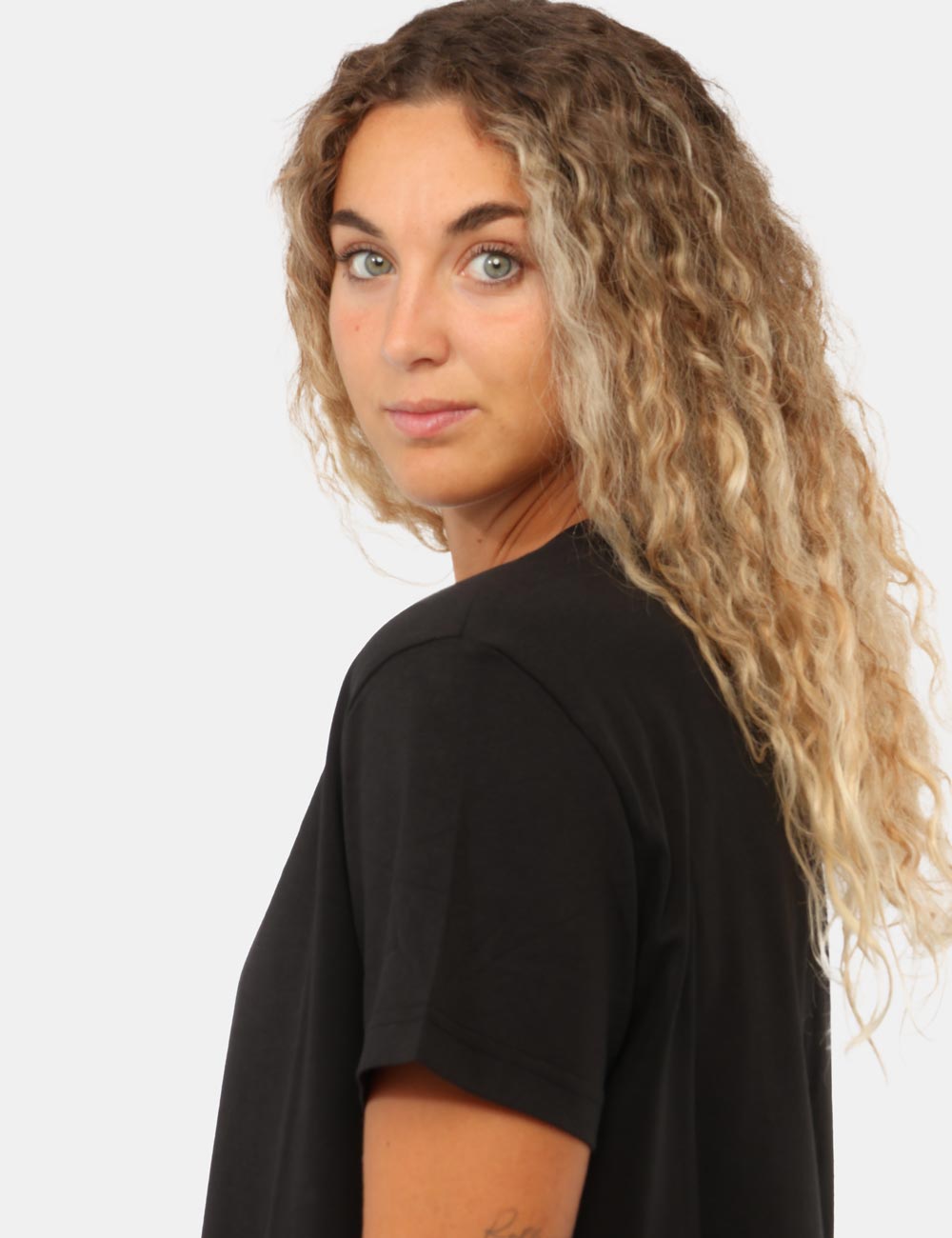 LV047F227G_UB1_AI26_5 T-shirt Calvin Klein Nera - T-shirt CALVIN KLEIN Nera da donna La T-shirt CALVIN KLEIN Nera è il capo perfetto per chi ama u