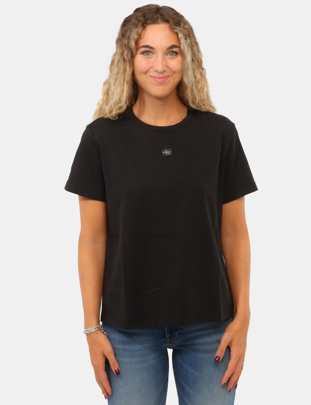 LV047F227G_UB1_AI26_6 T-shirt Calvin Klein Nera - T-shirt CALVIN KLEIN Nera da donna La T-shirt CALVIN KLEIN Nera è il capo perfetto per chi ama u