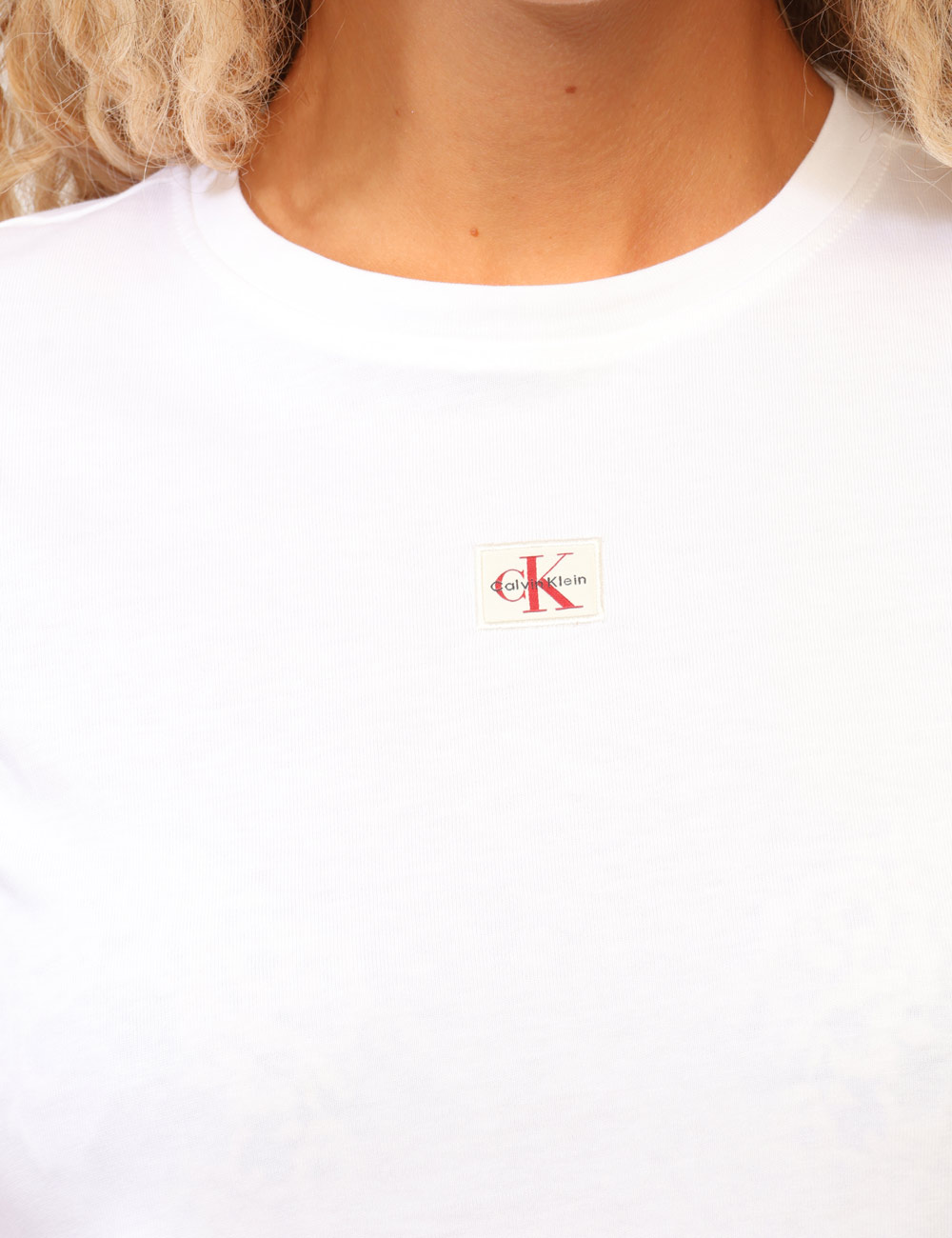 LV047F227G_YAF_AI26_4 T-shirt Calvin Klein Bianca - T-shirt CALVIN KLEIN Bianca da donna La T-shirt CALVIN KLEIN Bianca è il capo ideale per chi d