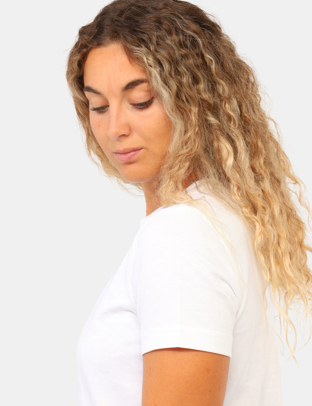 LV047F227G_YAF_AI26_5 T-shirt Calvin Klein Bianca - T-shirt CALVIN KLEIN Bianca da donna La T-shirt CALVIN KLEIN Bianca è il capo ideale per chi d