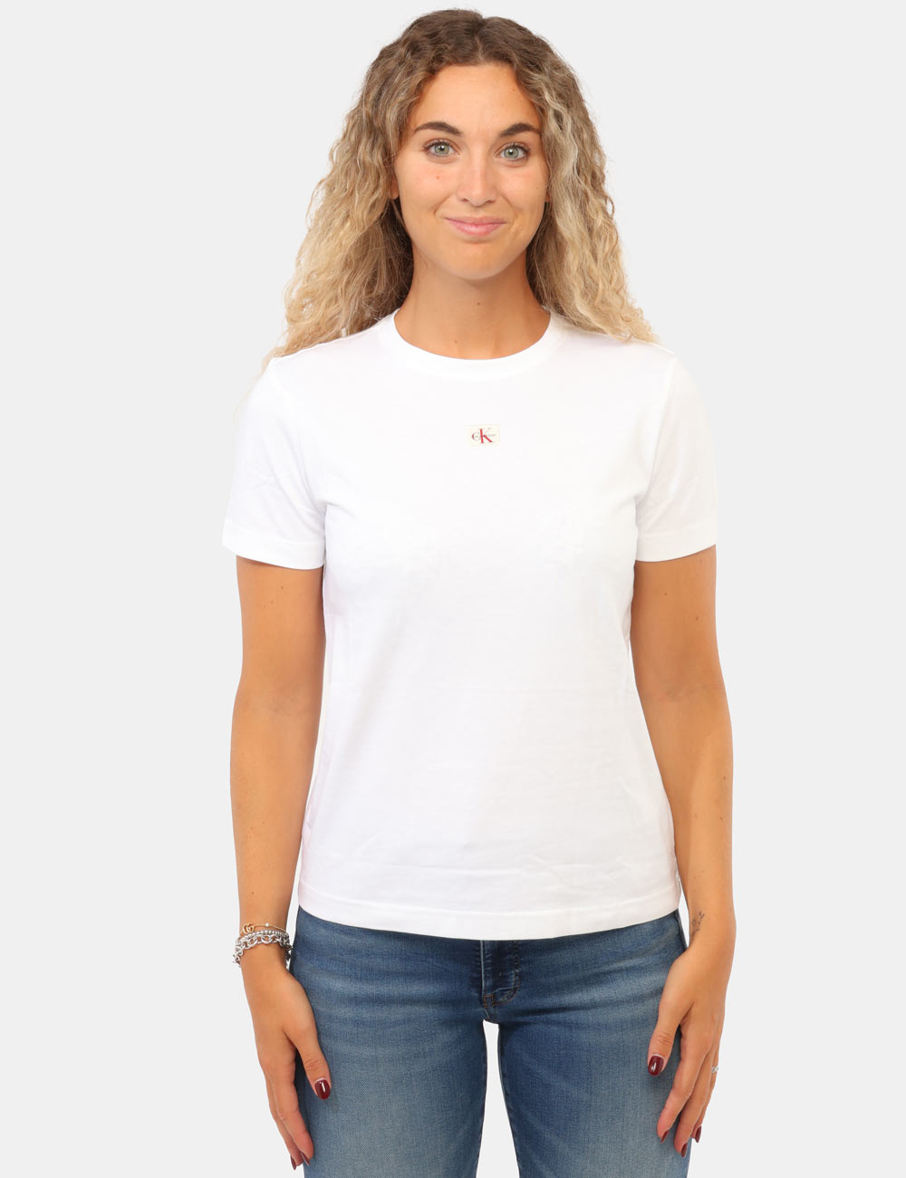 LV047F227G_YAF_AI26_6 T-shirt Calvin Klein Bianca - T-shirt CALVIN KLEIN Bianca da donna La T-shirt CALVIN KLEIN Bianca è il capo ideale per chi d