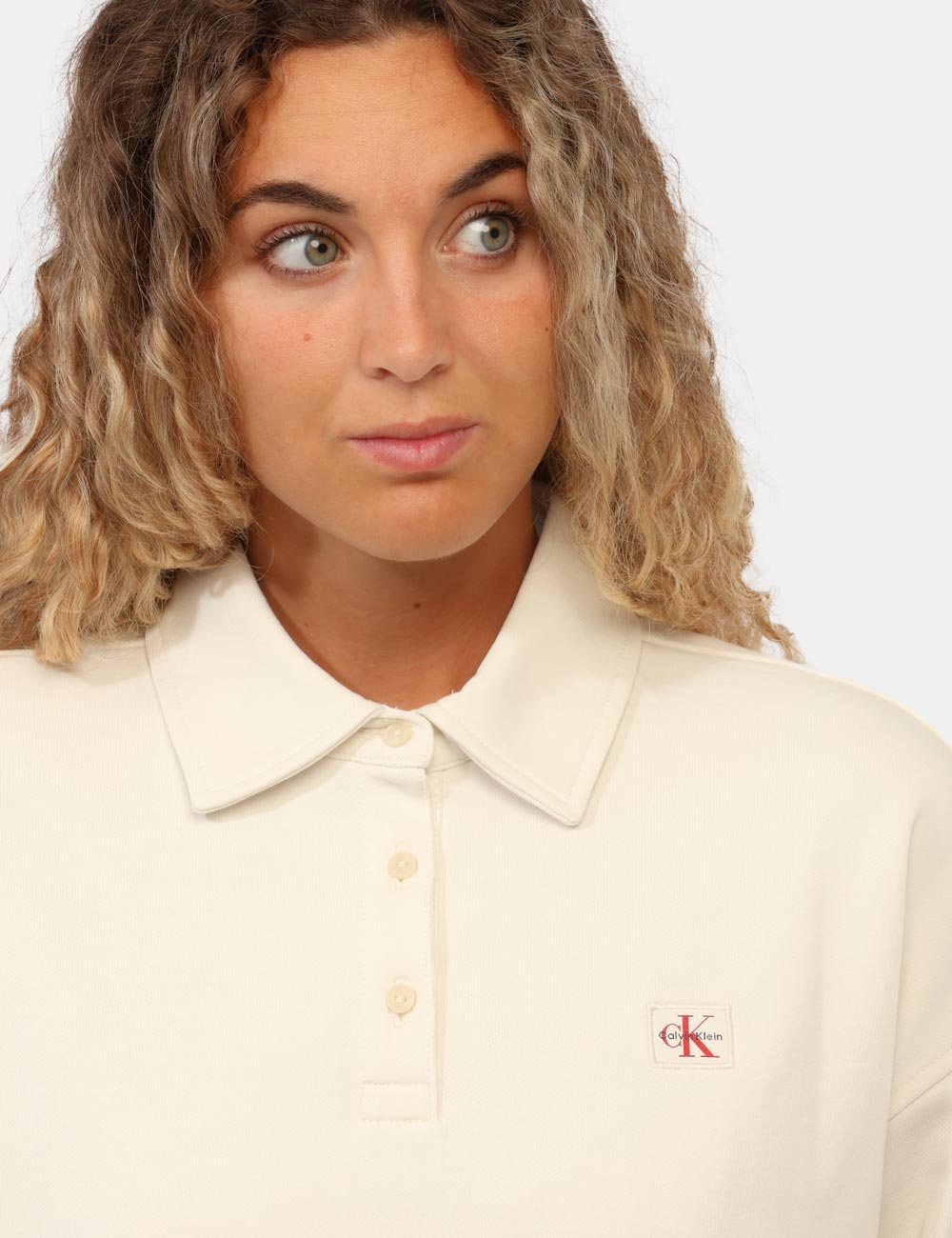 LV047G230G_YAS_AI26_3 Polo Calvin Klein Bianca - Polo CALVIN KLEIN Bianca da donna La Polo CALVIN KLEIN Bianca è il capo ideale per chi desidera u
