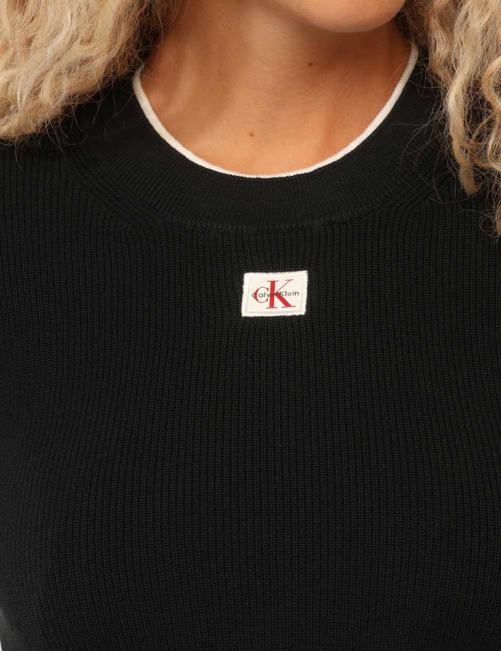 LV047G309G_UB1_AI26_4 Maglia Calvin Klein Nera - Maglia CALVIN KLEIN Nera da donna La Maglia CALVIN KLEIN Nera è il capo ideale per chi desidera u