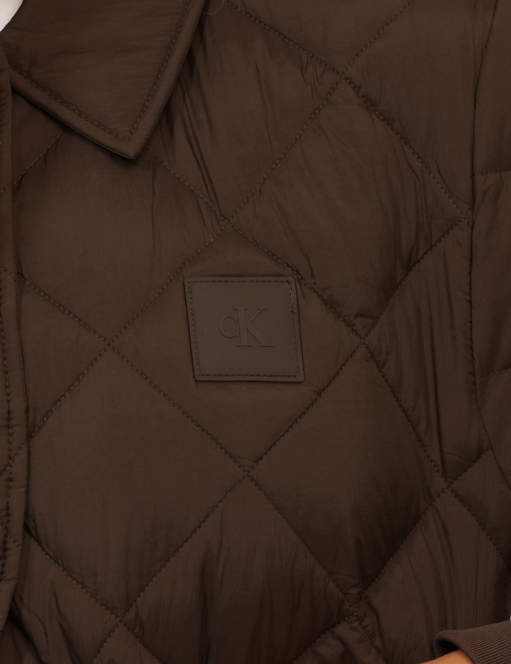 LV047G509G_TO2_AI26_7 Piumino Calvin Klein Marrone - Piumino CALVIN KLEIN Marrone da donnaIl Piumino CALVIN KLEIN Marrone è la scelta ideale per a