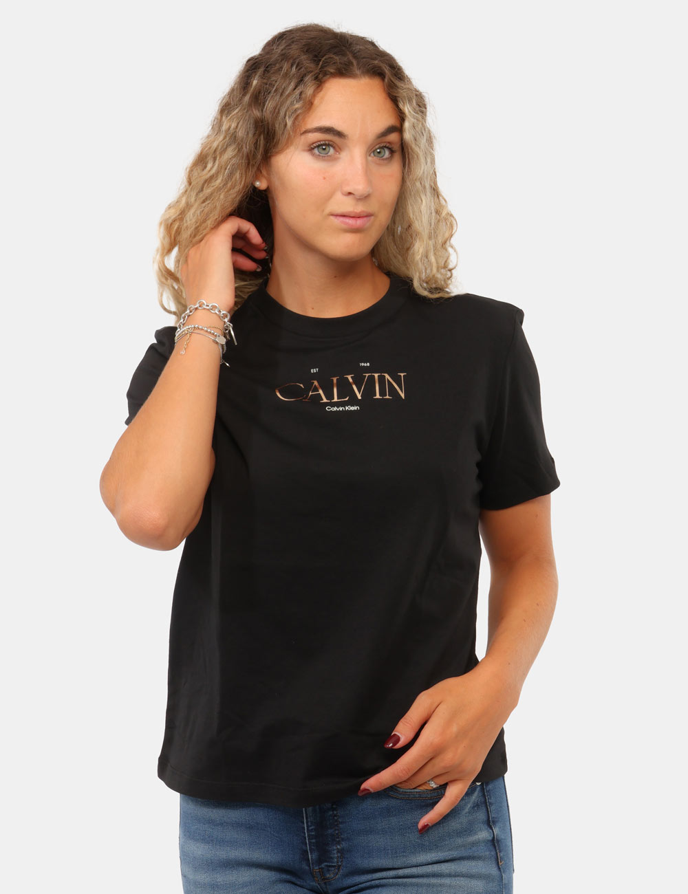 LV047G806G_UB1_AI26_1 T-shirt Calvin Klein Nera - T-shirt CALVIN KLEIN Nera da donna La T-shirt CALVIN KLEIN Nera è il capo perfetto per chi ama u