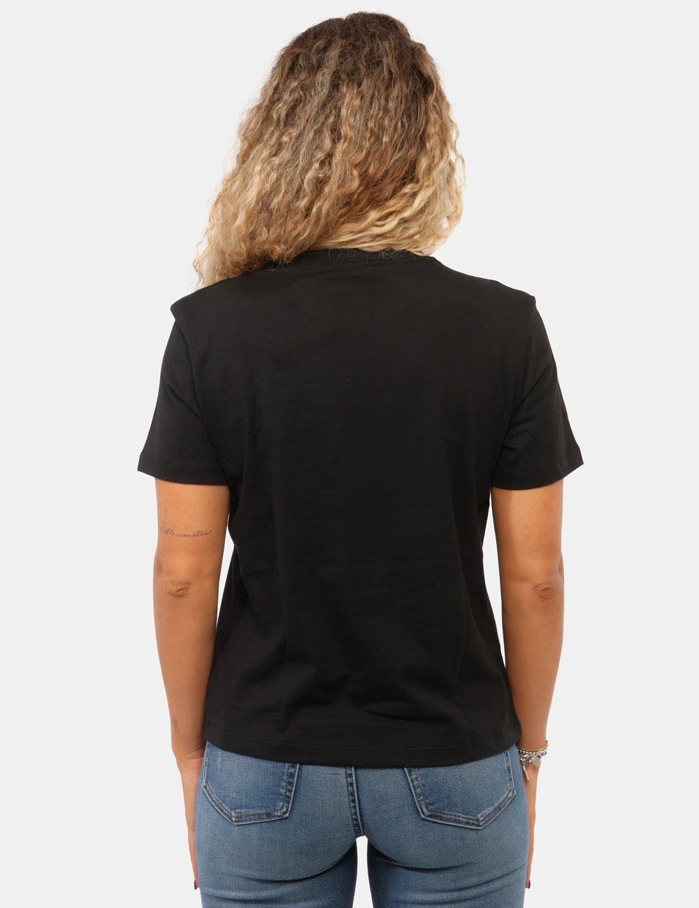 LV047G806G_UB1_AI26_2 T-shirt Calvin Klein Nera - T-shirt CALVIN KLEIN Nera da donna La T-shirt CALVIN KLEIN Nera è il capo perfetto per chi ama u