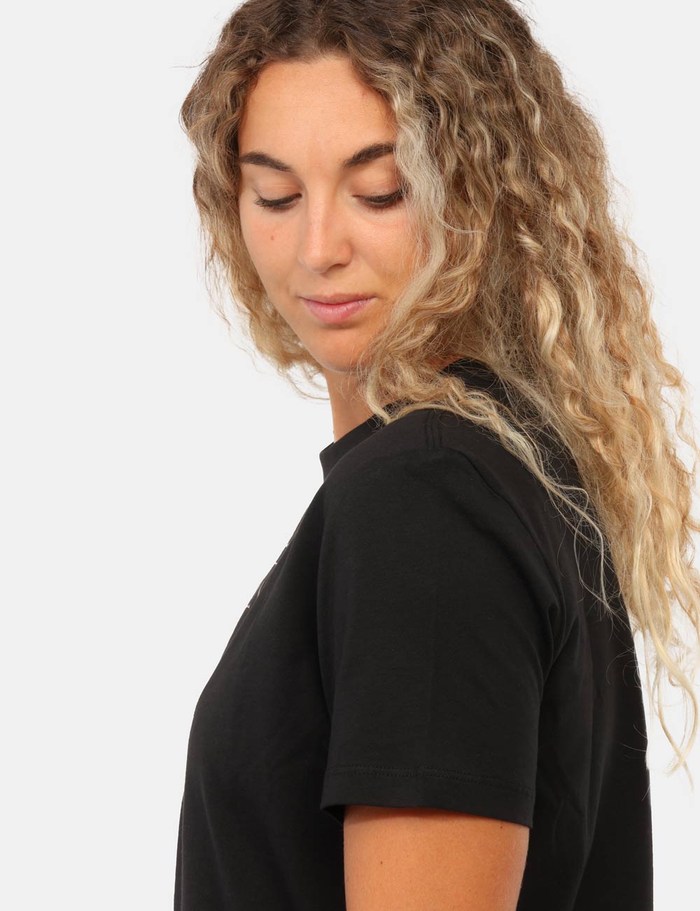 LV047G806G_UB1_AI26_4 T-shirt Calvin Klein Nera - T-shirt CALVIN KLEIN Nera da donna La T-shirt CALVIN KLEIN Nera è il capo perfetto per chi ama u