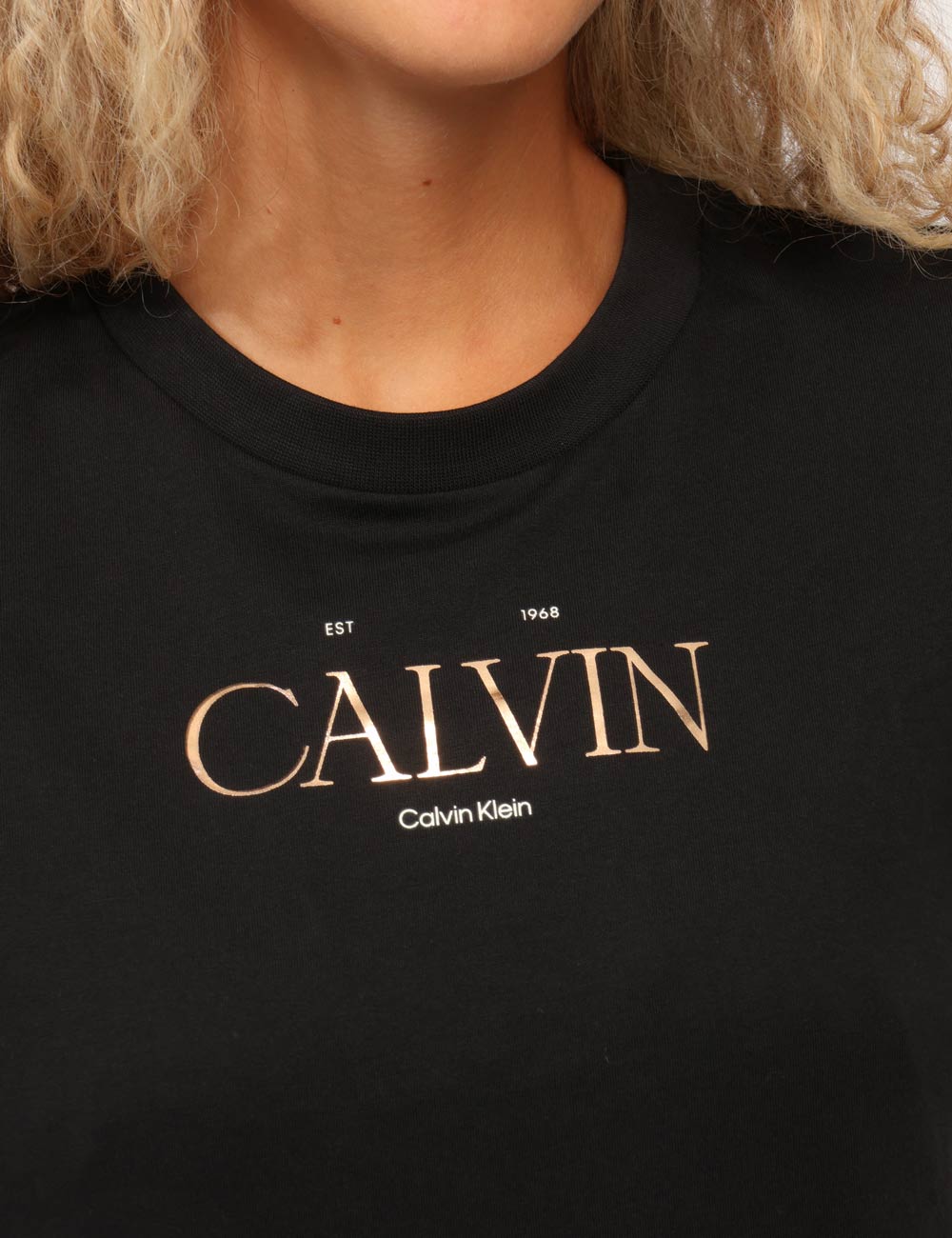 LV047G806G_UB1_AI26_5 T-shirt Calvin Klein Nera - T-shirt CALVIN KLEIN Nera da donna La T-shirt CALVIN KLEIN Nera è il capo perfetto per chi ama u