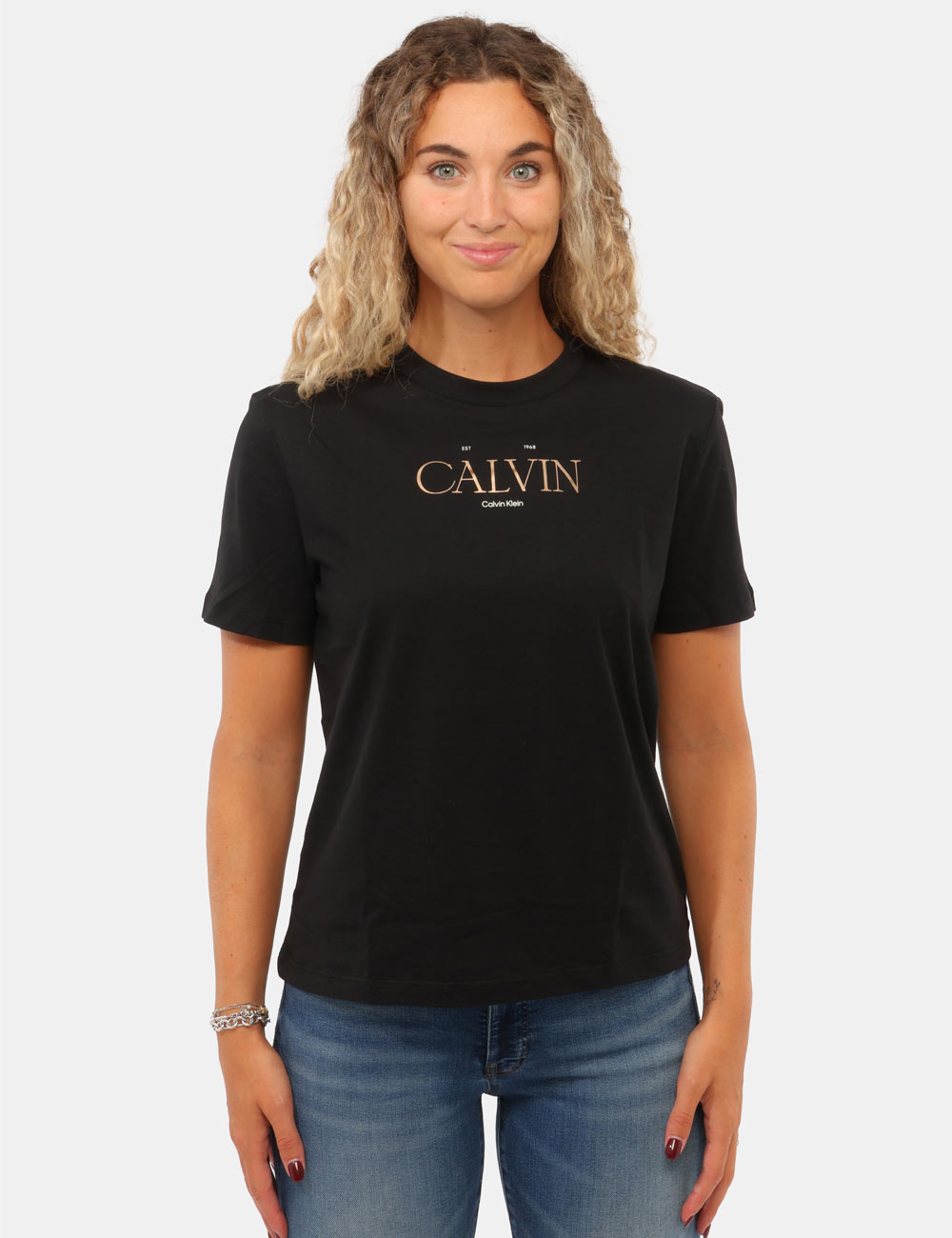 LV047G806G_UB1_AI26_6 T-shirt Calvin Klein Nera - T-shirt CALVIN KLEIN Nera da donna La T-shirt CALVIN KLEIN Nera è il capo perfetto per chi ama u