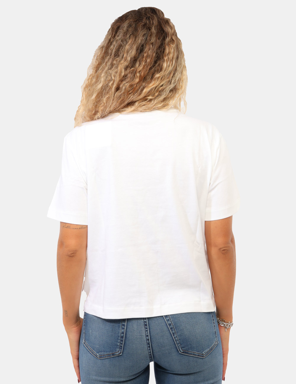 LV047G826G_YAF_AI26_2 T-shirt Calvin Klein Bianca - T-shirt CALVIN KLEIN Bianca da donna La T-shirt CALVIN KLEIN Bianca è il capo perfetto per chi