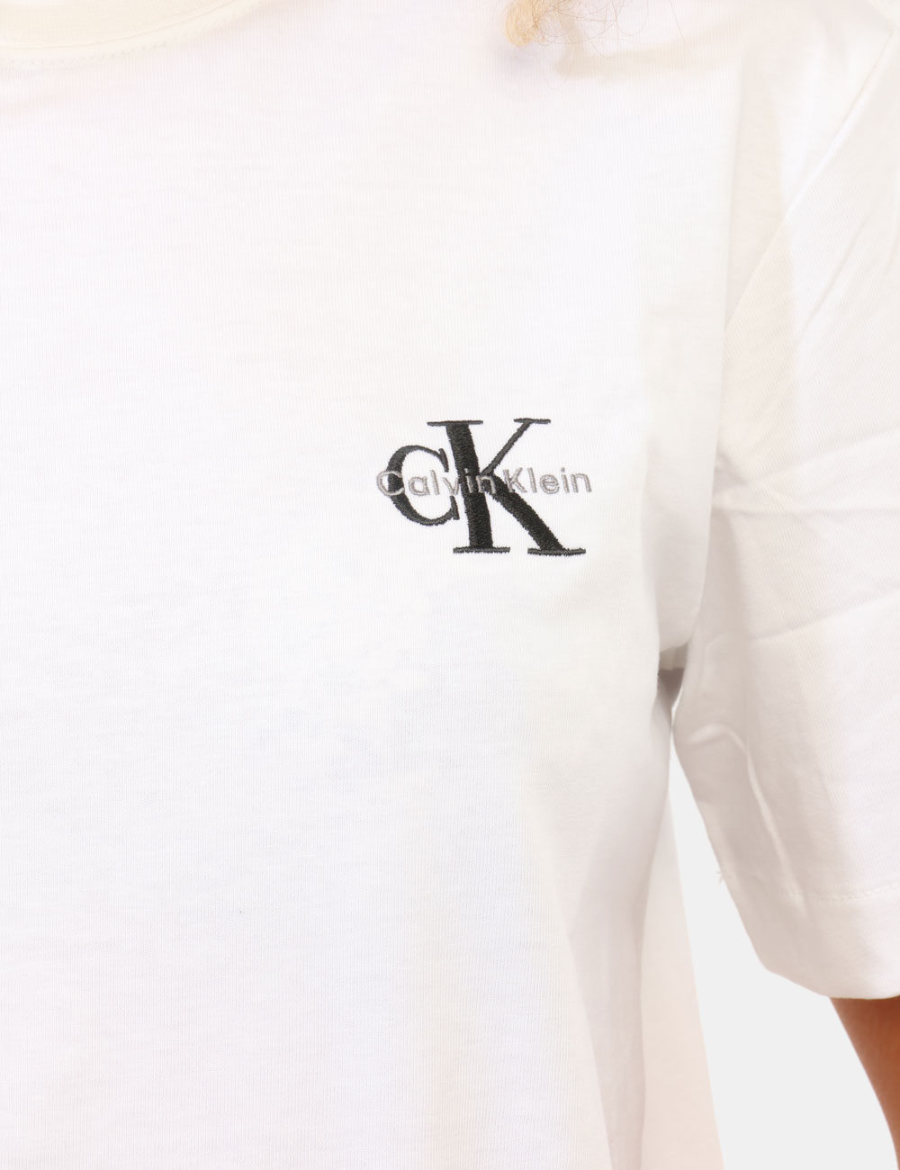 LV047G826G_YAF_AI26_4 T-shirt Calvin Klein Bianca - T-shirt CALVIN KLEIN Bianca da donna La T-shirt CALVIN KLEIN Bianca è il capo perfetto per chi