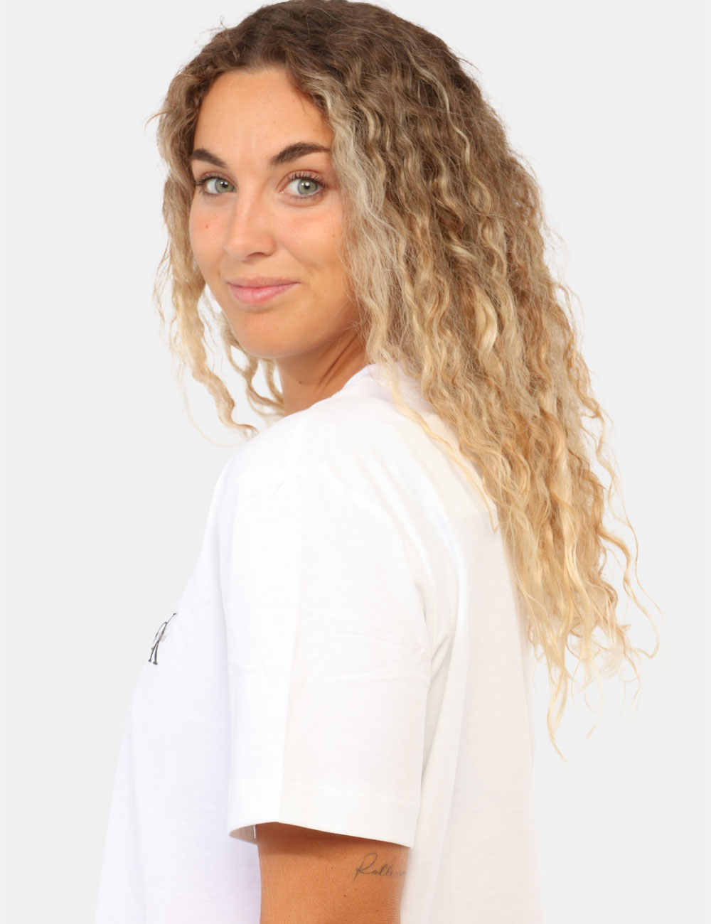 LV047G826G_YAF_AI26_5 T-shirt Calvin Klein Bianca - T-shirt CALVIN KLEIN Bianca da donna La T-shirt CALVIN KLEIN Bianca è il capo perfetto per chi