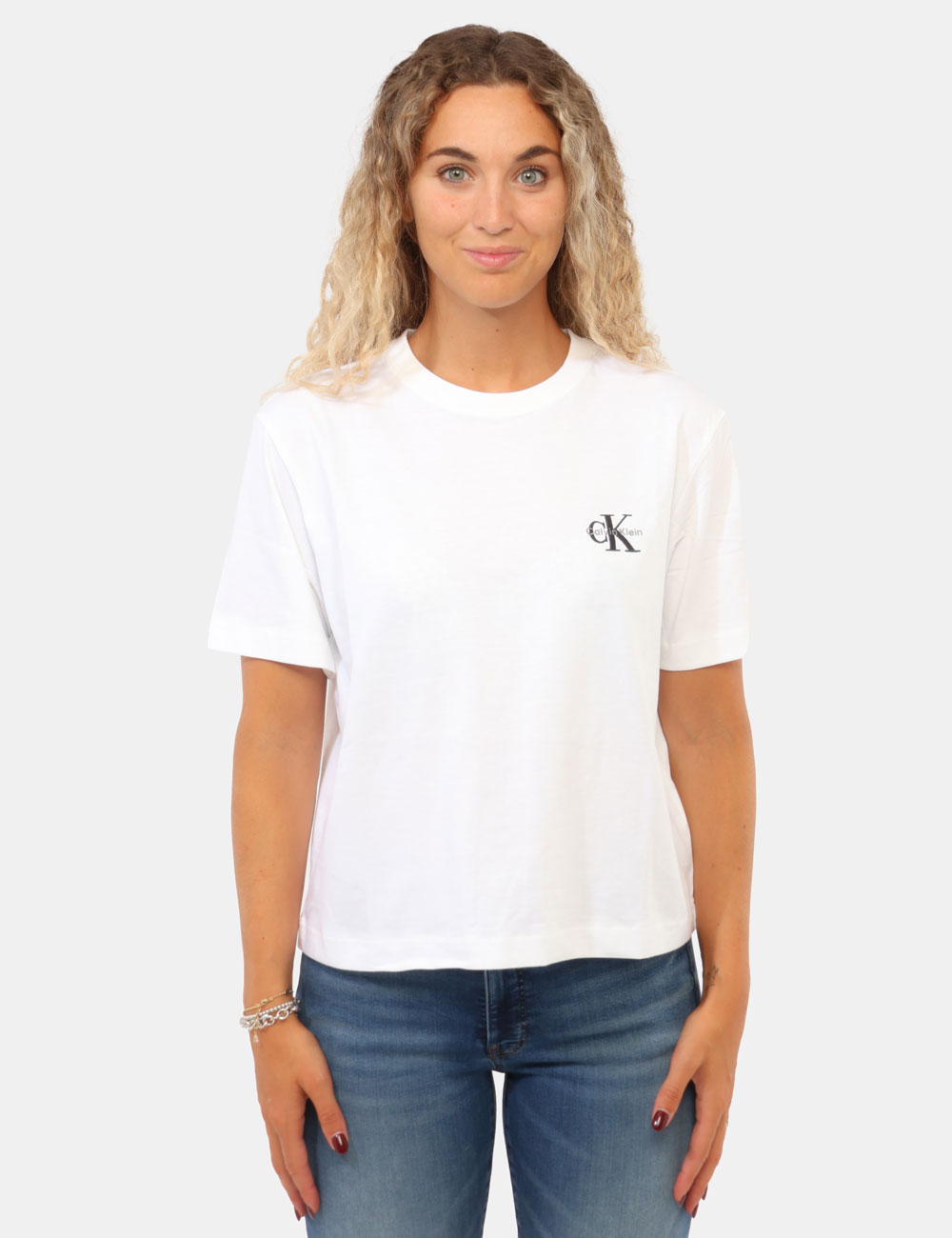 LV047G826G_YAF_AI26_6 T-shirt Calvin Klein Bianca - T-shirt CALVIN KLEIN Bianca da donna La T-shirt CALVIN KLEIN Bianca è il capo perfetto per chi
