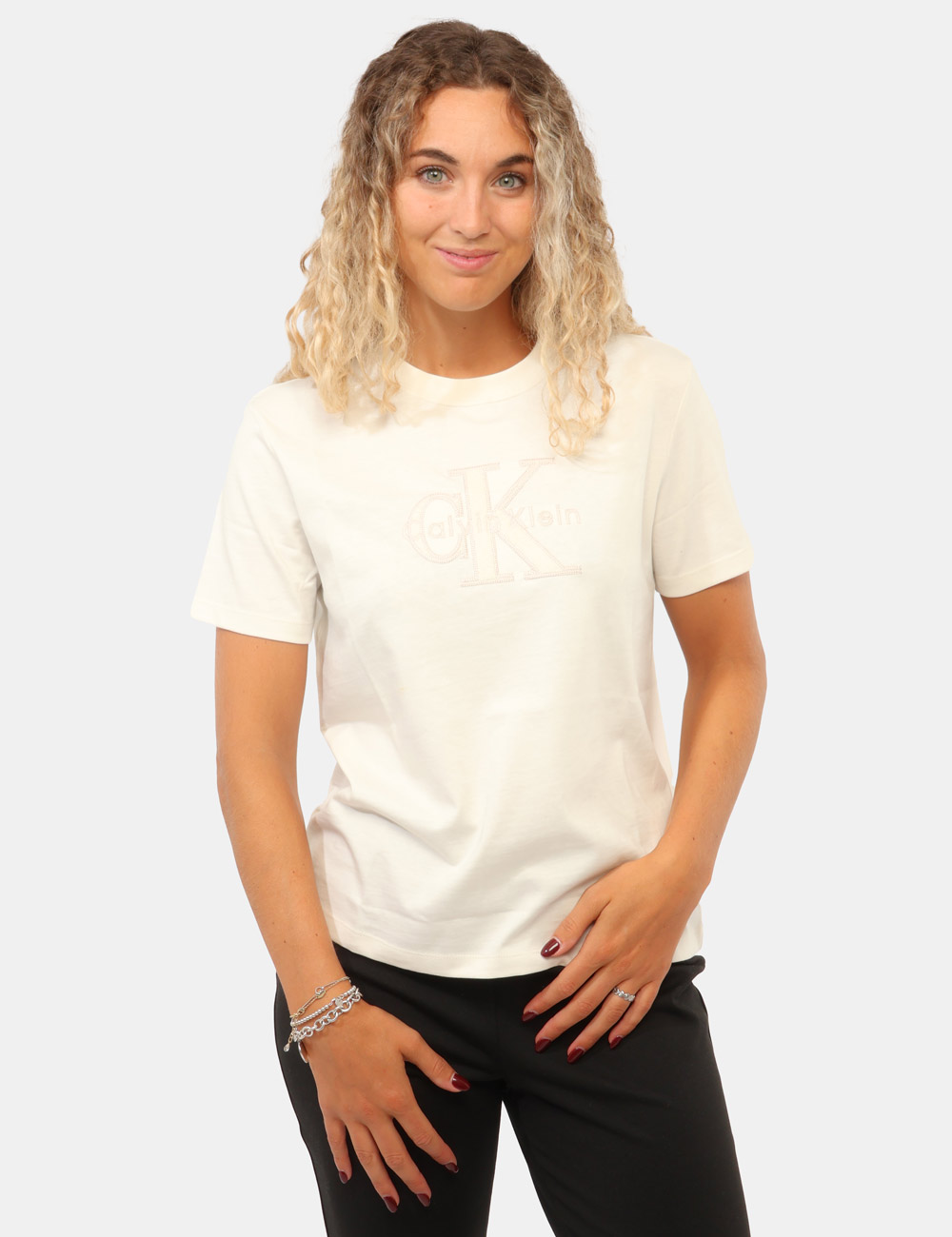 LV047G829G_YAS_AI26_1 T-shirt Calvin Klein Bianca - T-shirt CALVIN KLEIN Bianca da donnaLa T-shirt CALVIN KLEIN Bianca è il capo ideale per chi am