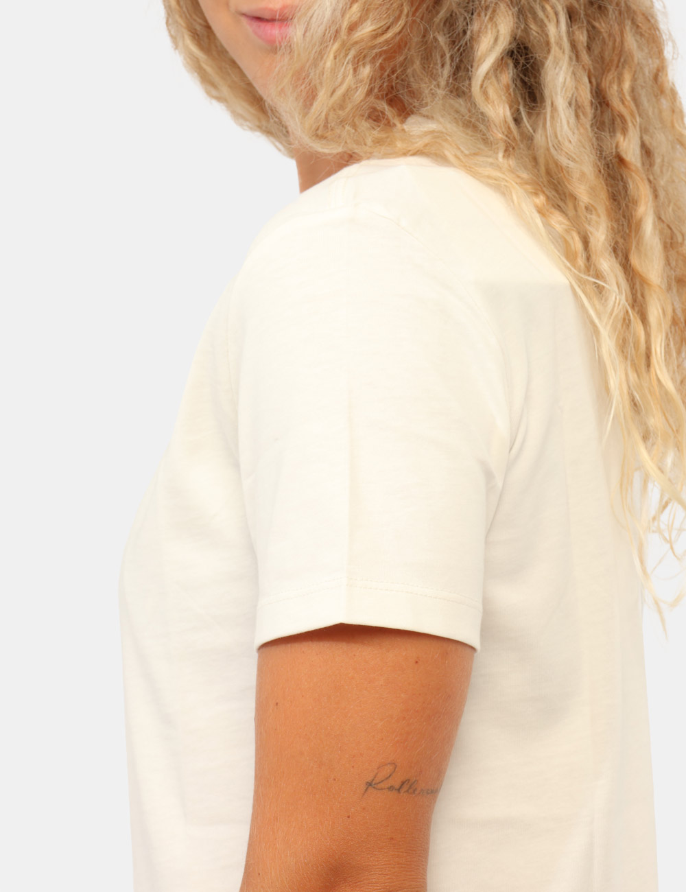 LV047G829G_YAS_AI26_3 T-shirt Calvin Klein Bianca - T-shirt CALVIN KLEIN Bianca da donnaLa T-shirt CALVIN KLEIN Bianca è il capo ideale per chi am