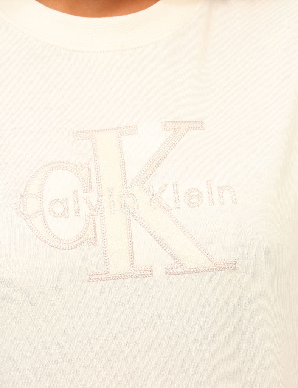 LV047G829G_YAS_AI26_4 T-shirt Calvin Klein Bianca - T-shirt CALVIN KLEIN Bianca da donnaLa T-shirt CALVIN KLEIN Bianca è il capo ideale per chi am